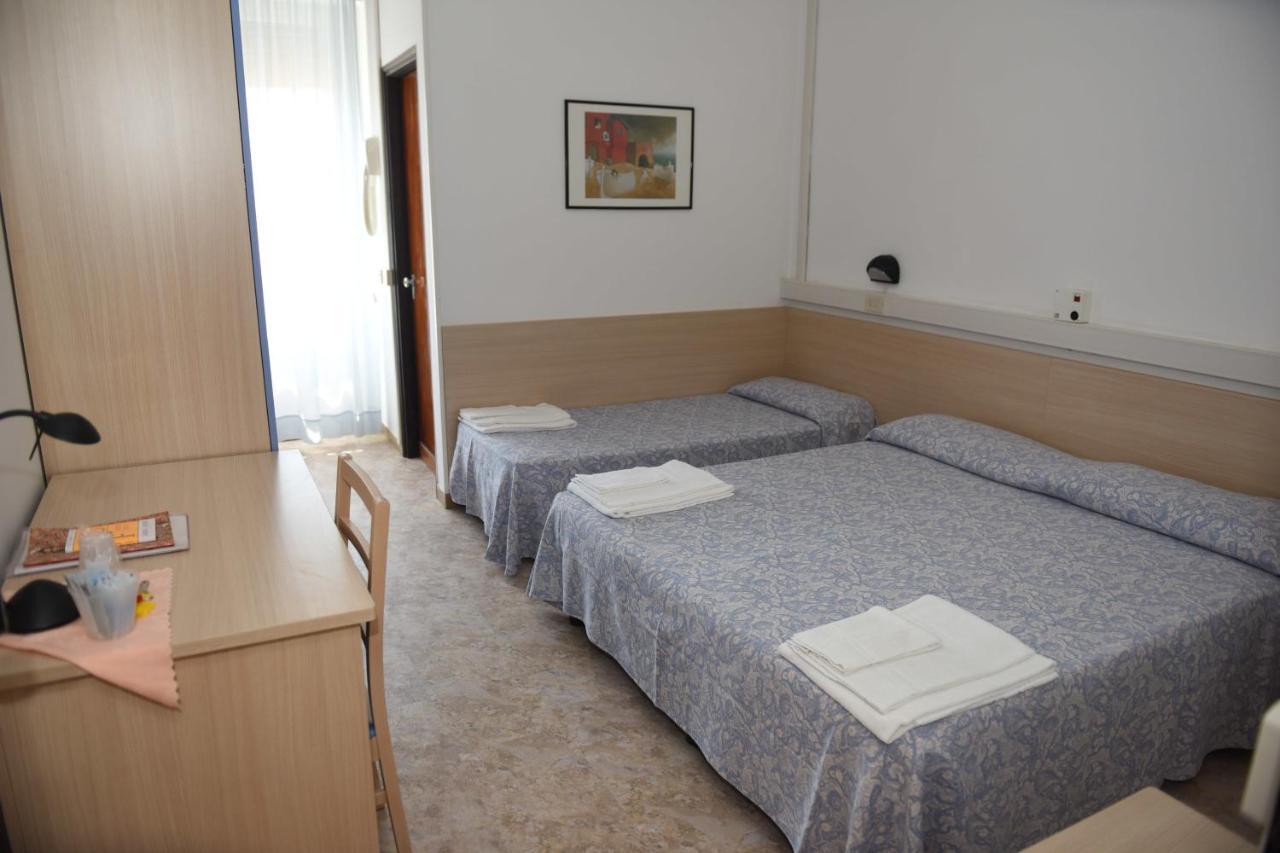 Rivazzurra Hotel Pesaro Pokoj fotografie